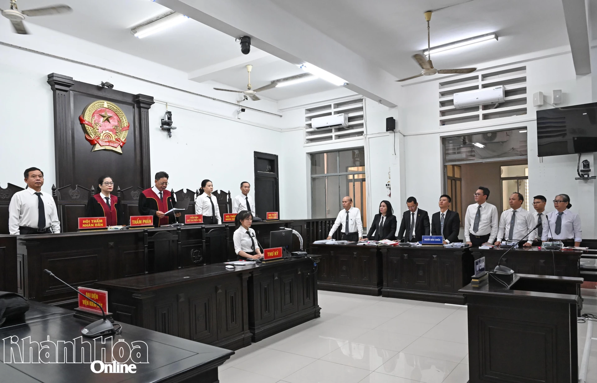 Chủ tọa đọc quyết định hoãn phiên tòa.