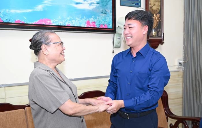 Chủ tịch UBND tỉnh Nguyễn Việt Hùng thăm, tặng quà tri ân người có công với cách mạng tại phường Tây Nha Trang