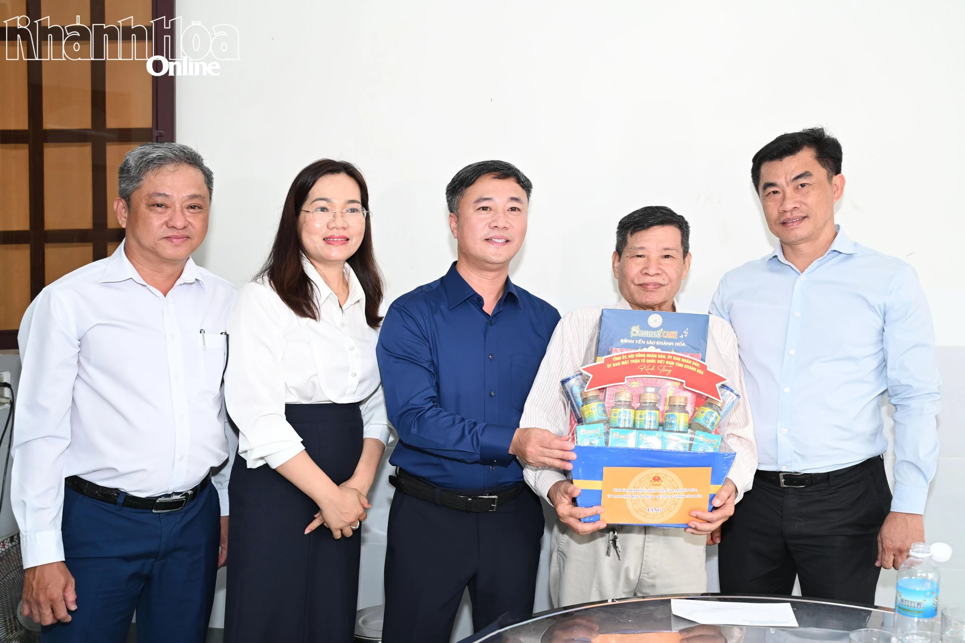 Đồng chí Nguyễn Việt Hùng - Phó Bí thư Tỉnh ủy, Chủ tịch UBND tỉnh tặng quà cho ông Trương Quang Biết.