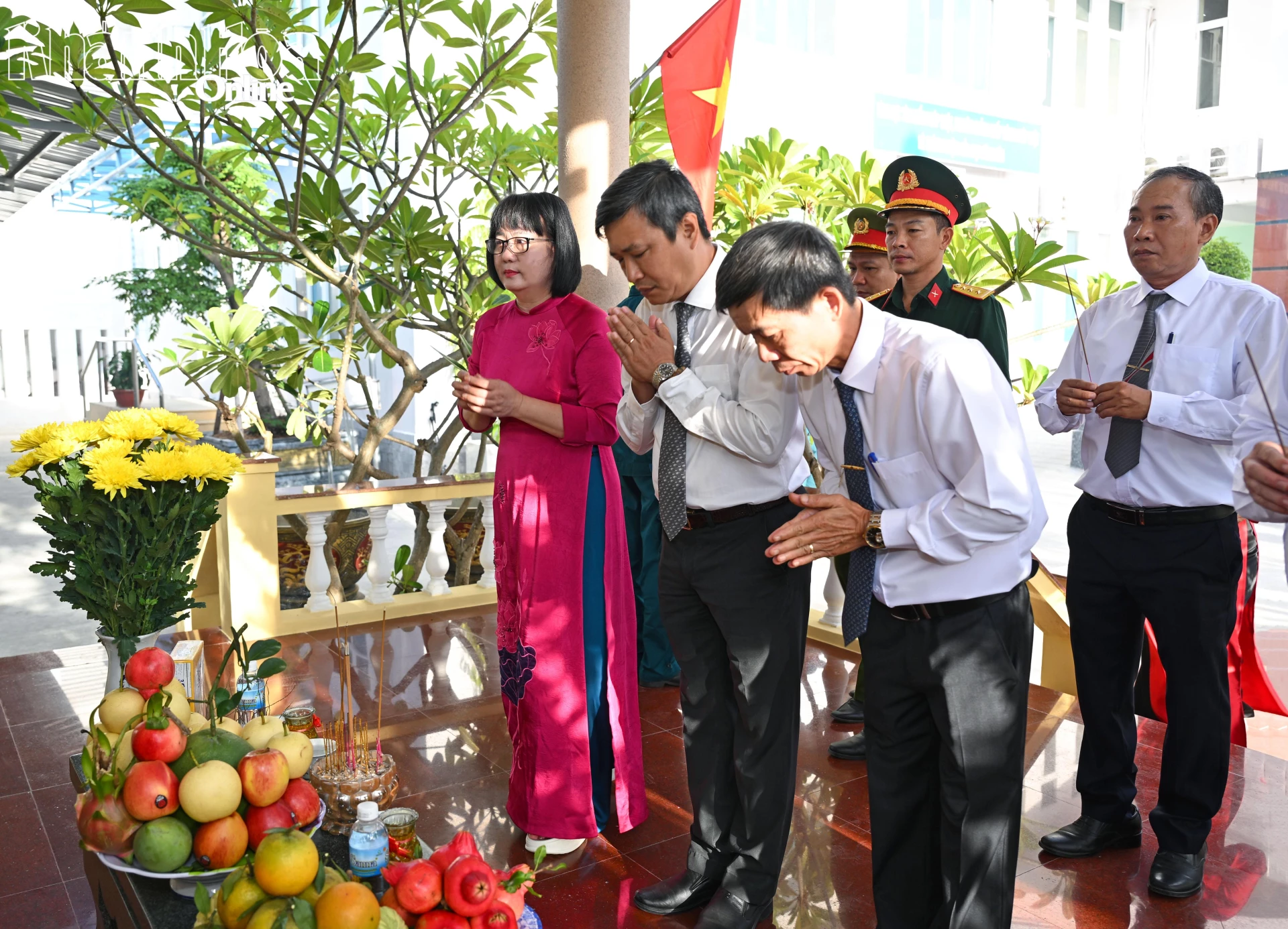 Lãnh đạo phường dâng hương tri ân các anh hùng liệt sĩ tại Nhà bia ghi danh liệt sĩ.