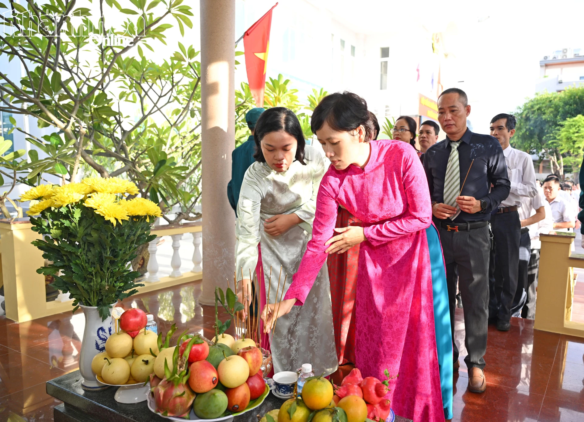 Các bộ, công chức, viên chức, người lao động của phường dâng hương tại Nhà bia ghi danh liệt sĩ.