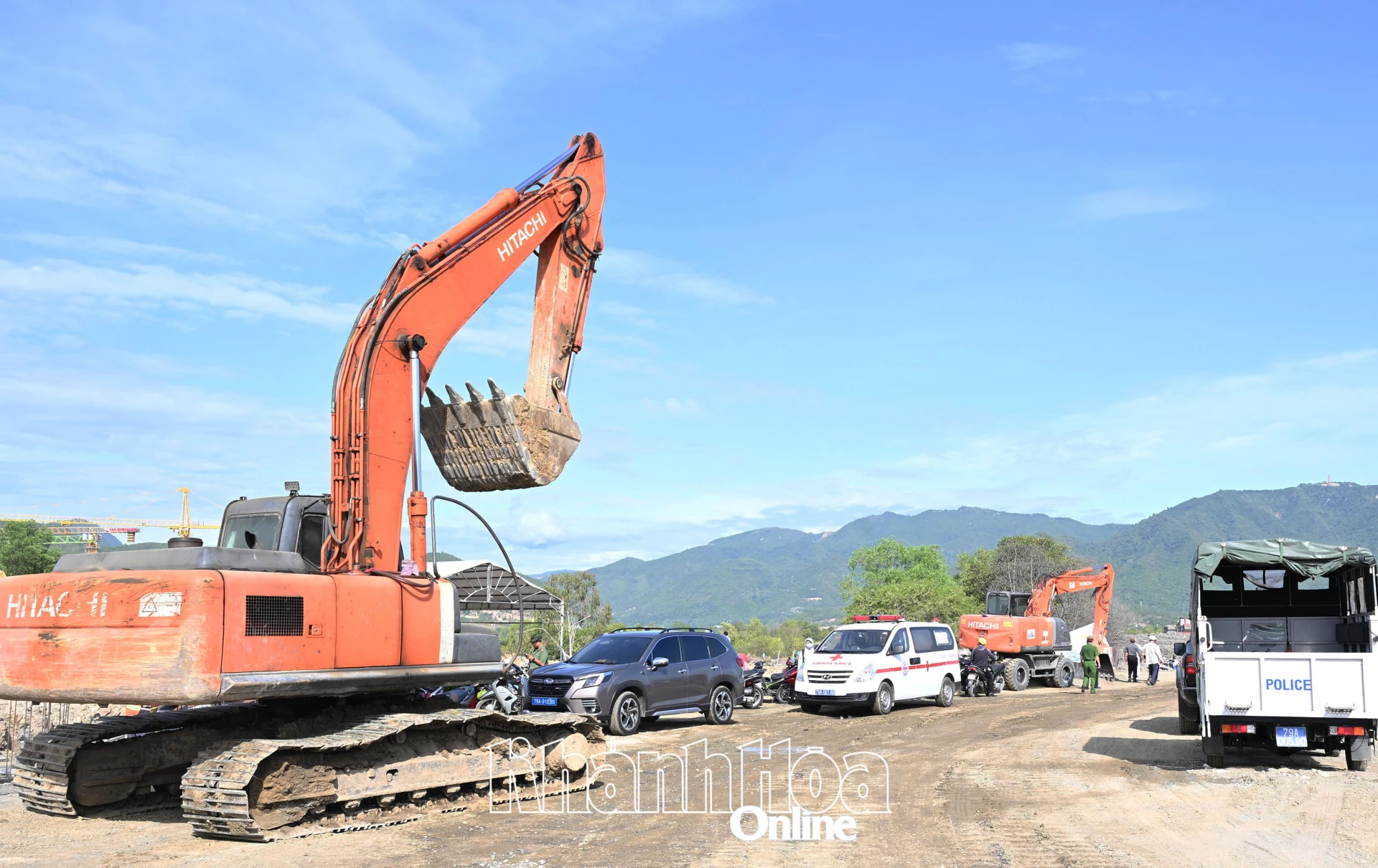 Nhiều thiết bị được huy động phục vụ cuộc cưỡng chế.