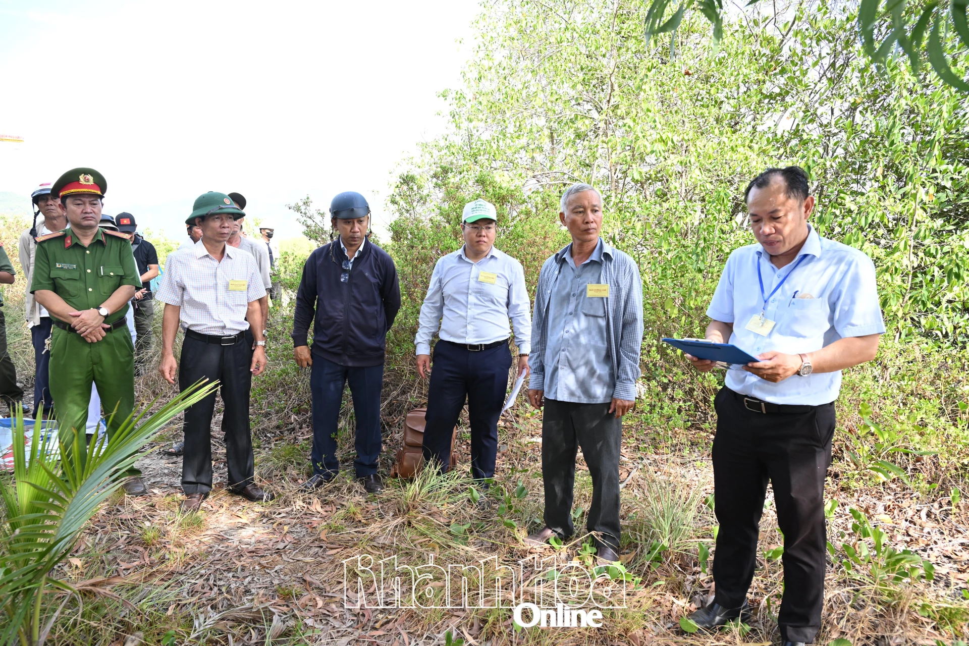 Ông Nguyễn Văn Minh - Chủ tịch UBND phường (thứ 5 từ phải qua) và các lực lượng thực hiện cưỡng chế tại thửa đất số 08 tờ bản đồ số 13.