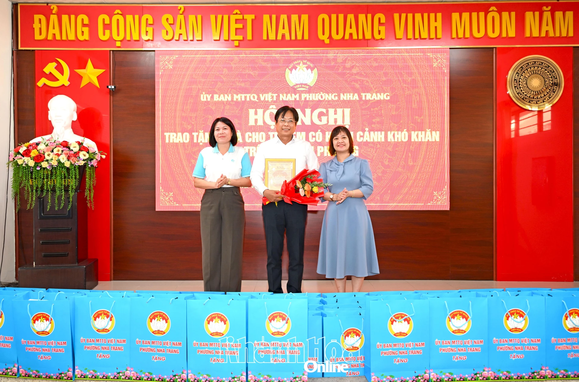 Lãnh đạo Ủy ban MTTQ Việt Nam phường trao thư cảm ơn Công ty TNHH một thành viên Petrolimex Khánh Hòa.