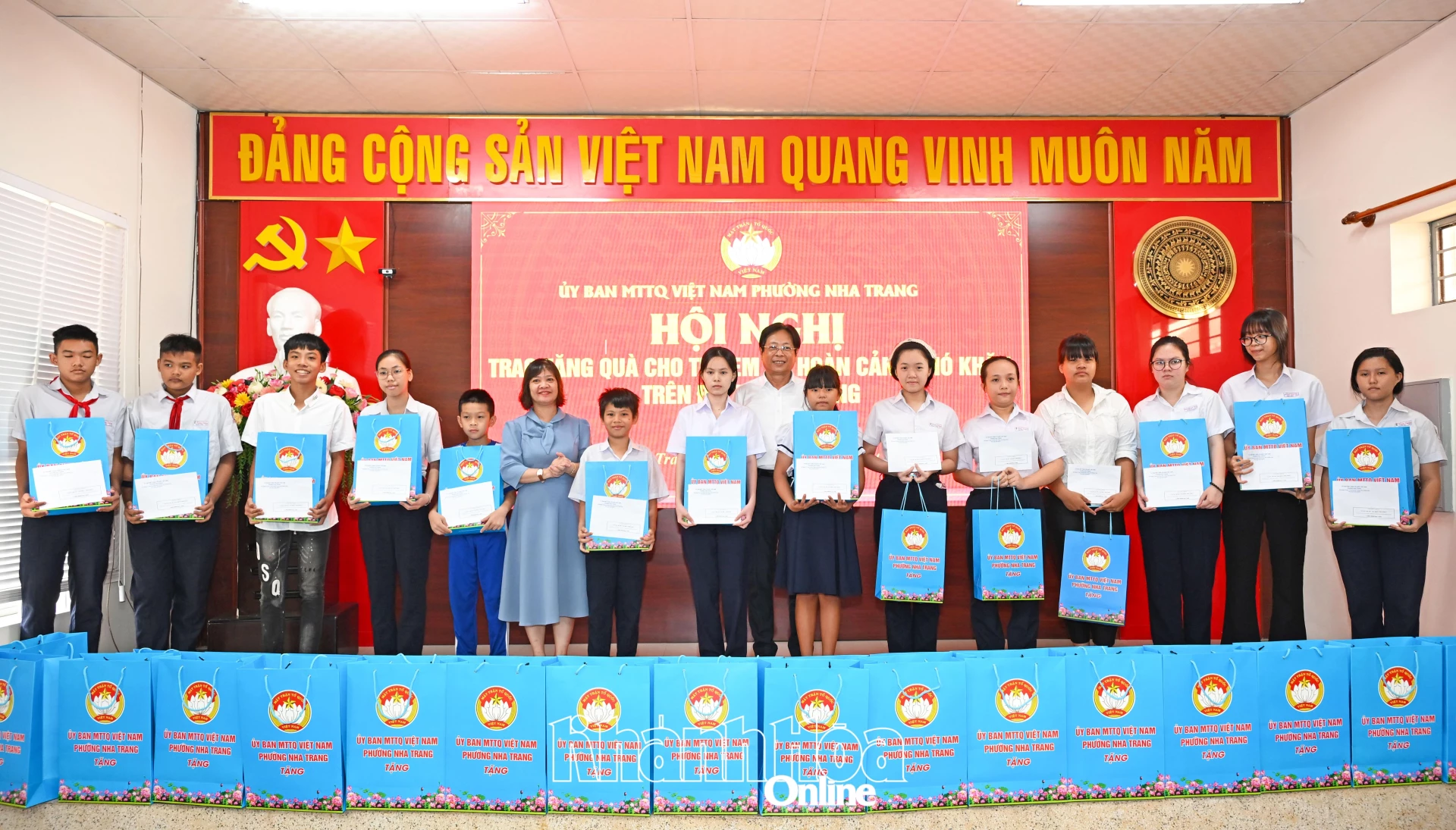Lãnh đạo Ủy ban MTTQ Việt Nam phường và đại diện Công ty TNHH Một thành viên Petrolimex Khánh Hòa trao quà cho các học sinh.