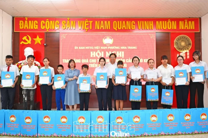 100 học sinh phường Nha Trang nhận quà tặng “Nâng bước em đến trường”
