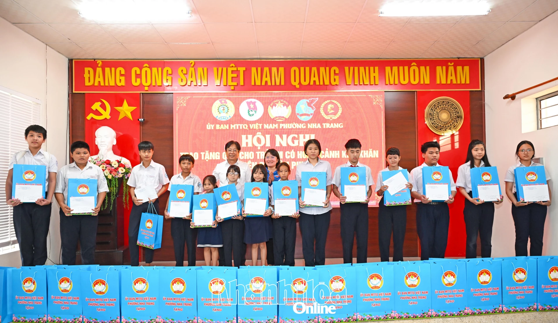 Các học sinh khó khăn nhận quà tặng.