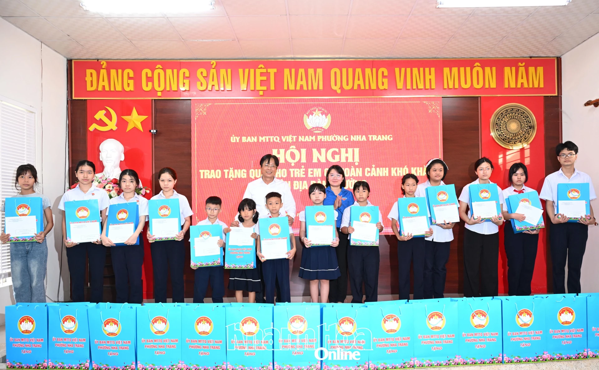 Các học sinh khó khăn nhận quà tặng.