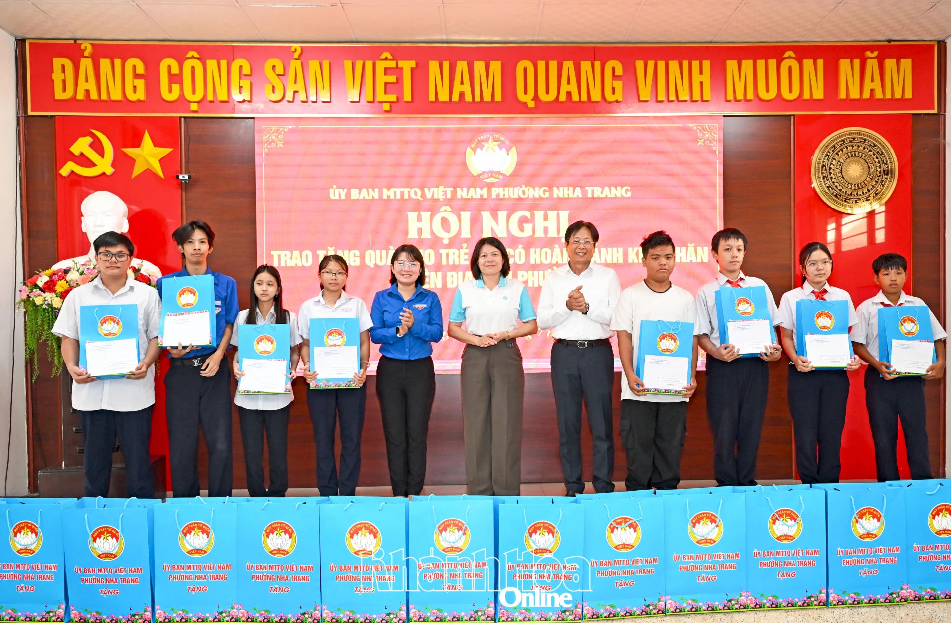 Các học sinh khó khăn nhận quà tặng.