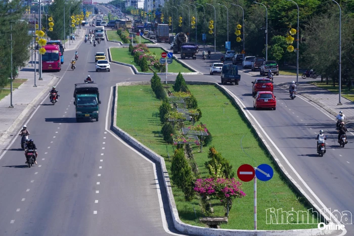 Cây xanh dải phân cách đường Vành đai 2, nhánh phía nam đã được chăm sóc tốt