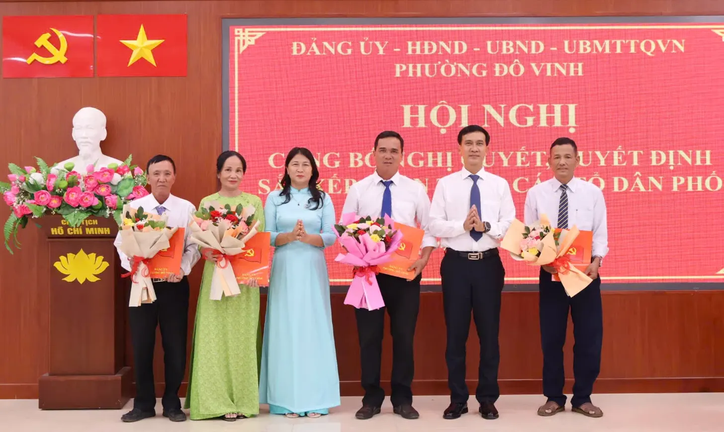 Lãnh đạo Đảng ủy phường Đô Vinh trao các quyết định thành lập 4 chi bộ tổ dân phố mới.