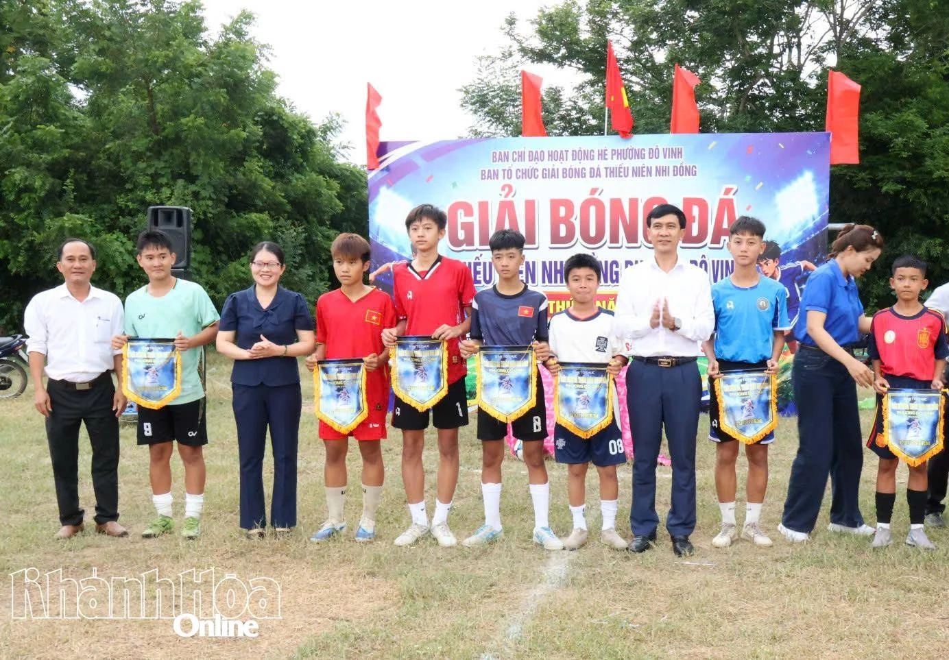 Ban tổ chức trao cờ lưu niệm cho các đội tham gia giải.