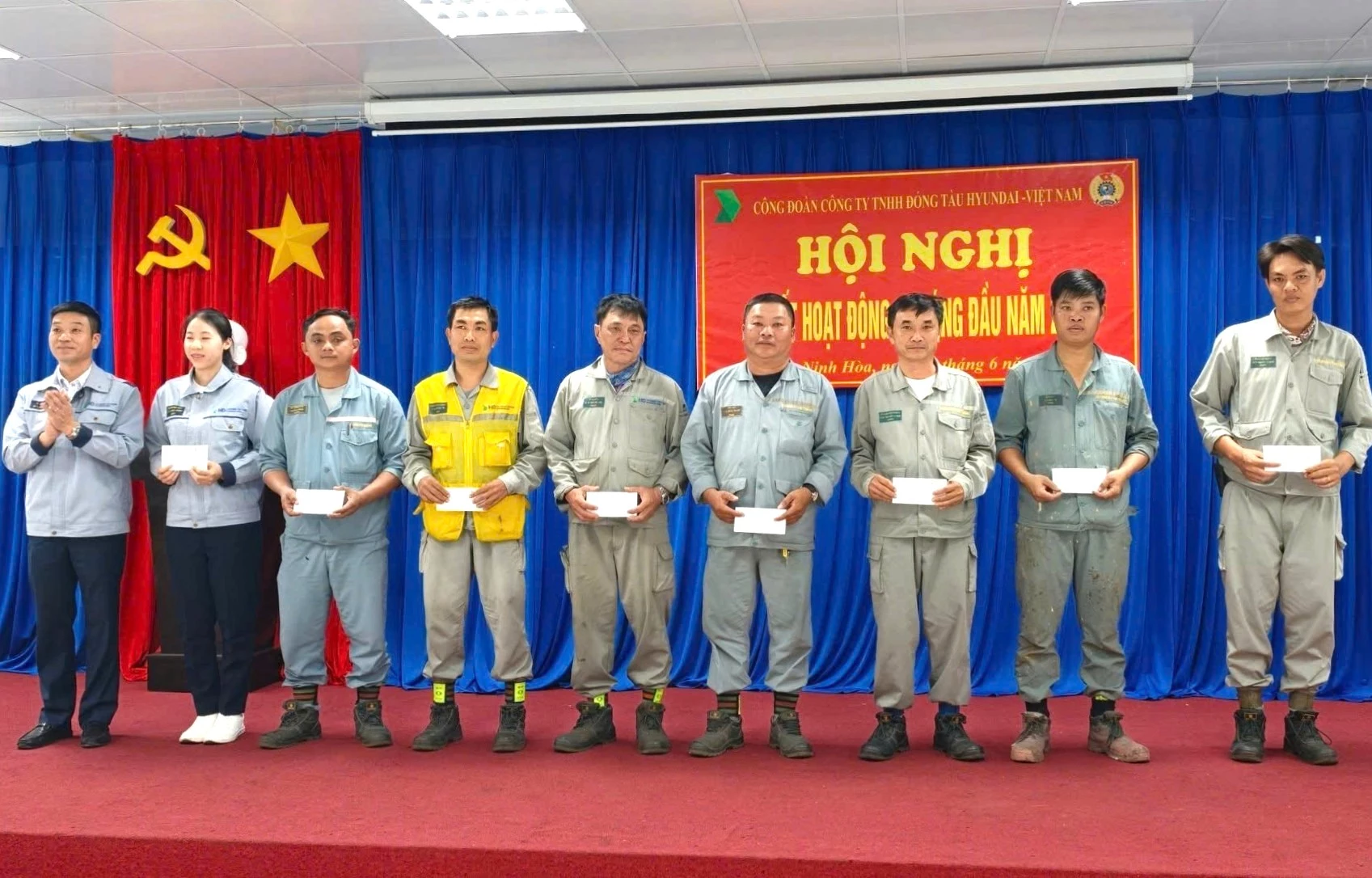 Ông Lê Văn Toàn - Phó Tổng Giám đốc, Chủ tịch Công đoàn cơ sở Công ty TNHH Đóng tàu Hyundai - Việt Nam trao hỗ trợ cho con đoàn viên, người lao động có thành tích cao trong học tập.