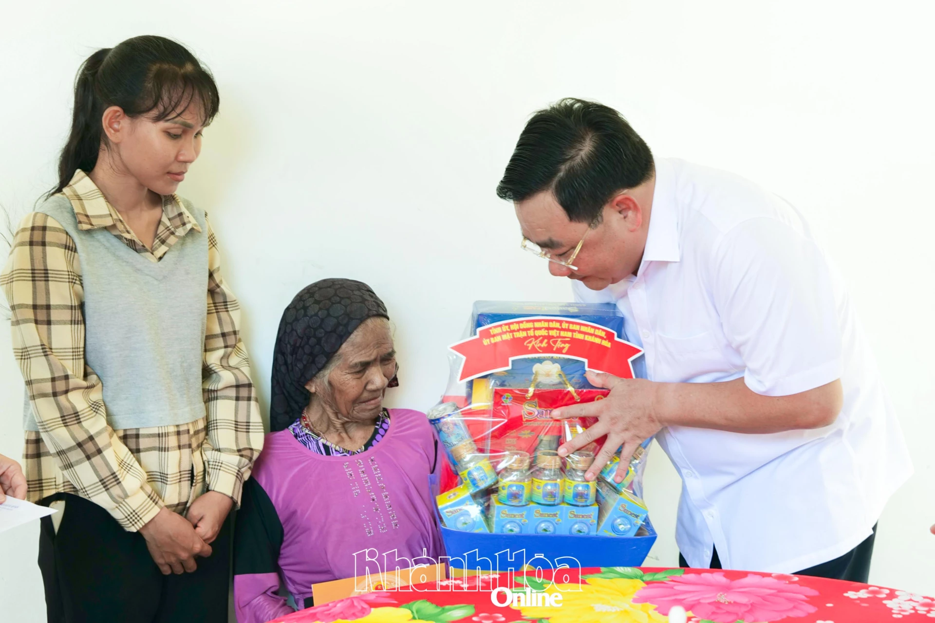 Phó Chủ tịch UBND tỉnh Trịnh Minh Hoàng trao quà của tỉnh và quà cá nhân đến bà Patau Axá Thị Linh.