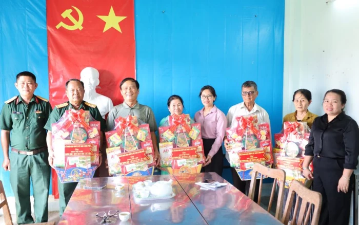 Đảng ủy xã Ninh Phước thăm, tặng quà các gia đình người có công với cách mạng
