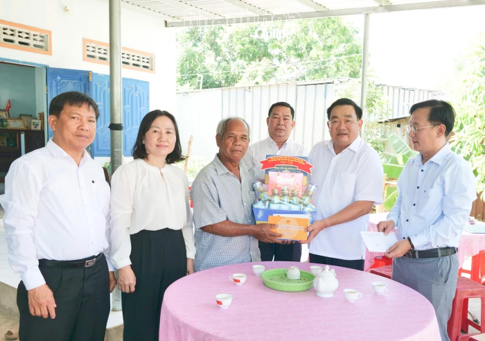 Phó Chủ tịch UBND tỉnh Trịnh Minh Hoàng thăm, tặng quà người có công với cách mạng tại xã Mỹ Sơn