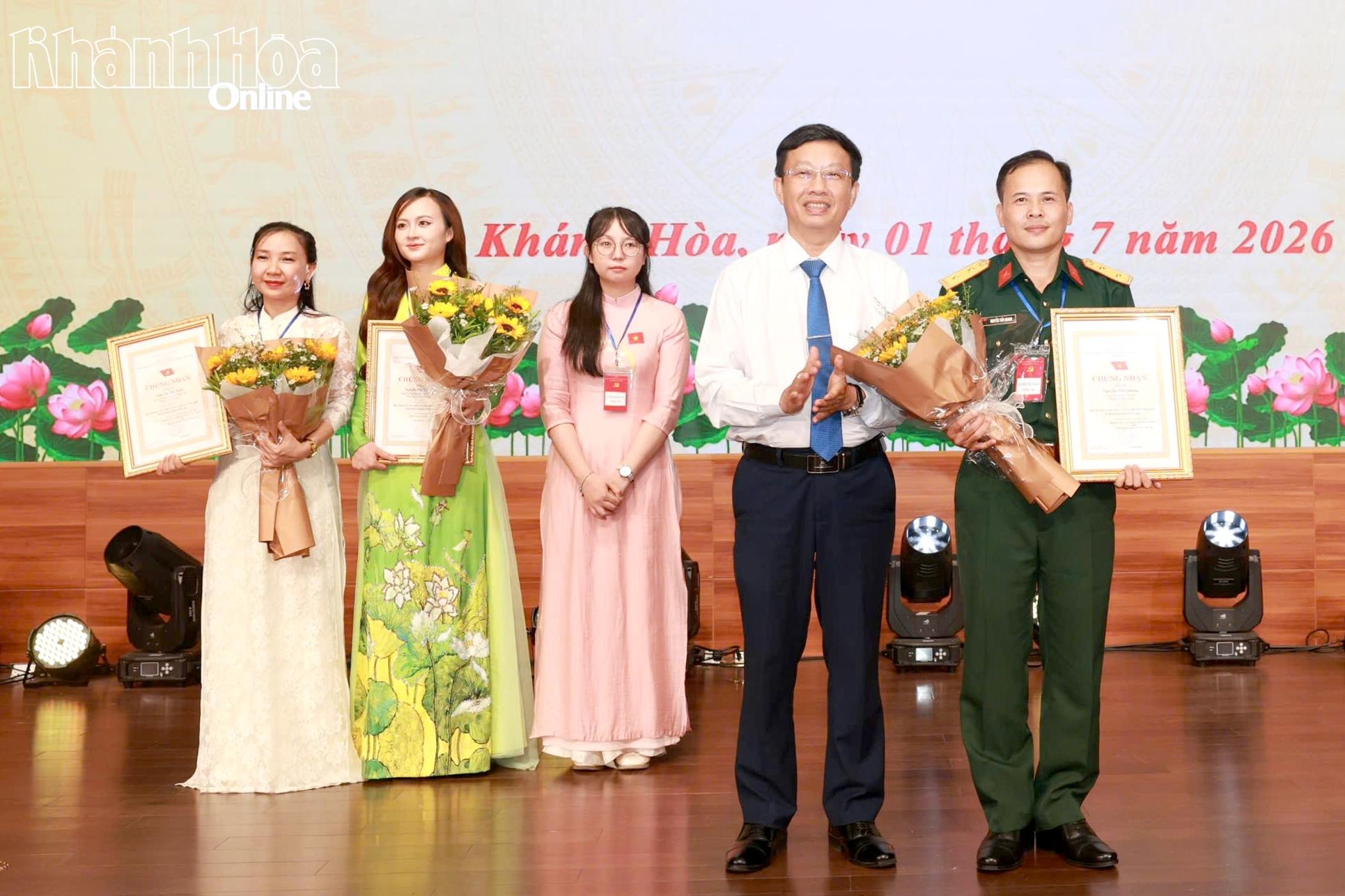 Đồng chí Nguyễn Văn Hòa - Phó Trưởng ban Thường trực Ban Tuyên giáo và Dân vận Tỉnh ủy trao giải nhì cho thí sinh Nguyễn Tiến Quang.
