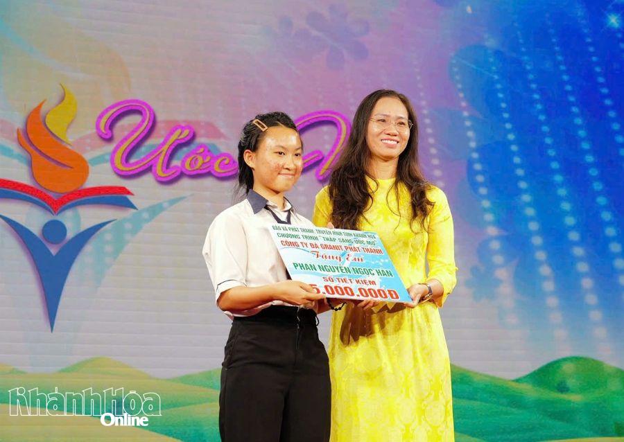Các nhà tài trợ tặng học bổng cho em Phan Nguyễn Ngọc Hân – Trường THPT Tôn Đức Thắng, xã Xuân Hải, Thủ khoa Kỳ thi tốt nghiệp THPT năm 2026 của tỉnh Khánh Hòa.