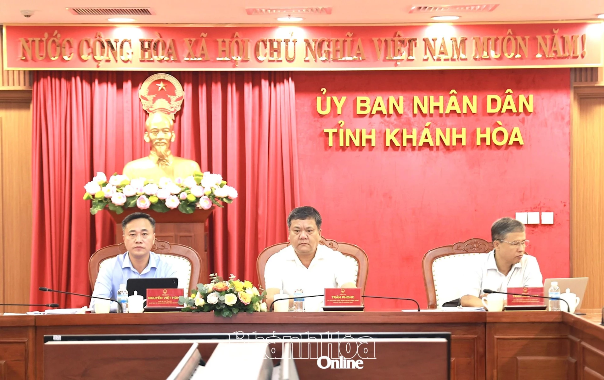 Các đồng chí: Trần Phong, Nguyễn Việt Hùng, Trần Hòa Nam tham dự hội nghị tại điểm cầu Khánh Hòa.