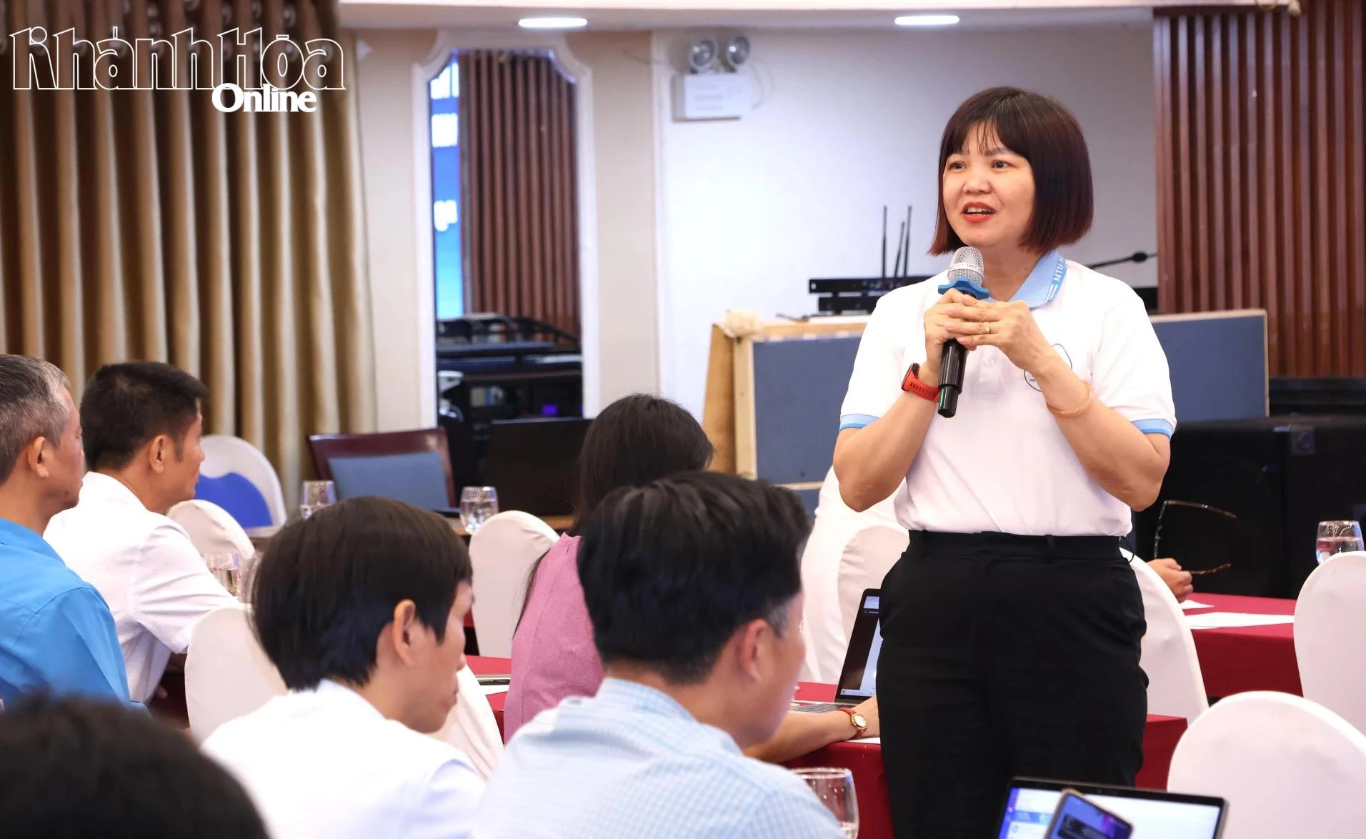 Đại diện Trường Đại học Nha Trang nêu ý kiến tại hội nghị.