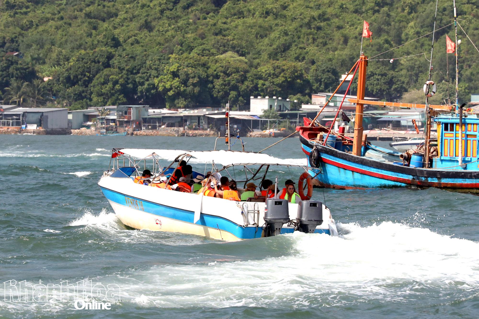 Tàu chở khách du lịch xuất bến tham quan các đảo trong vịnh Nha Trang.