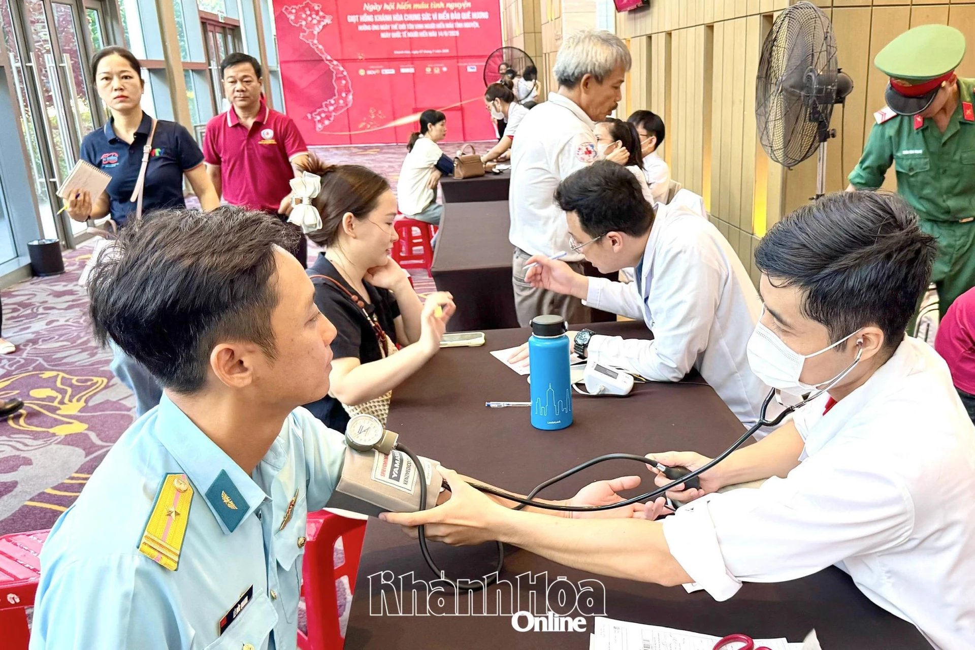 Đội ngũ cán bộ y tế kiểm tra sức khỏe cho người hiến máu tình nguyện.
