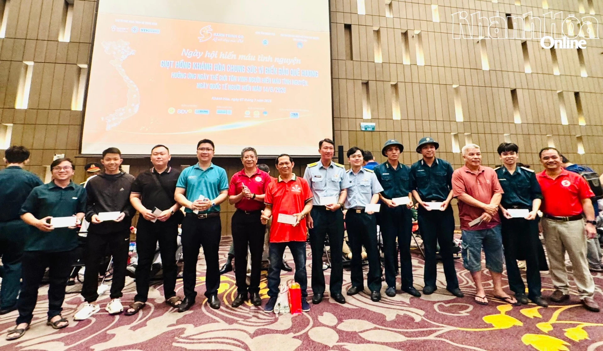 Ban  tổ  chức  trao  tặng  quà  cho  những  người tới  tham  gia  hiến  đầu  tiên  tại  chương  trìnhh