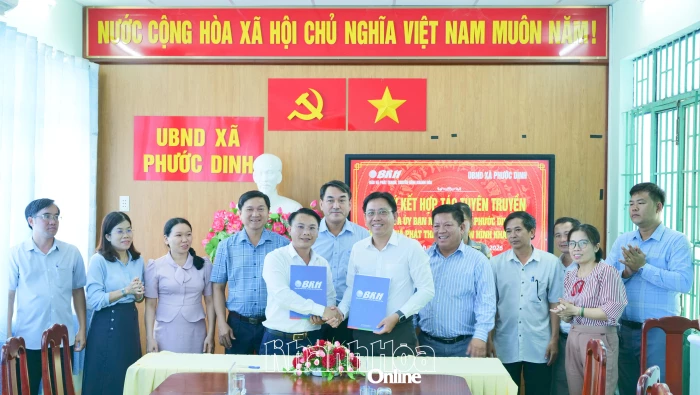 Báo và Phát thanh, Truyền hình Khánh Hòa ký kết hợp tác tuyên truyền với UBND xã Phước Dinh