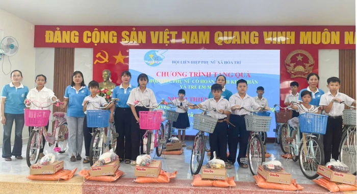 Trao 72 suất quà, xe đạp cho trẻ em mồ côi và phụ nữ có hoàn cảnh khó khăn ở xã Hòa Trí