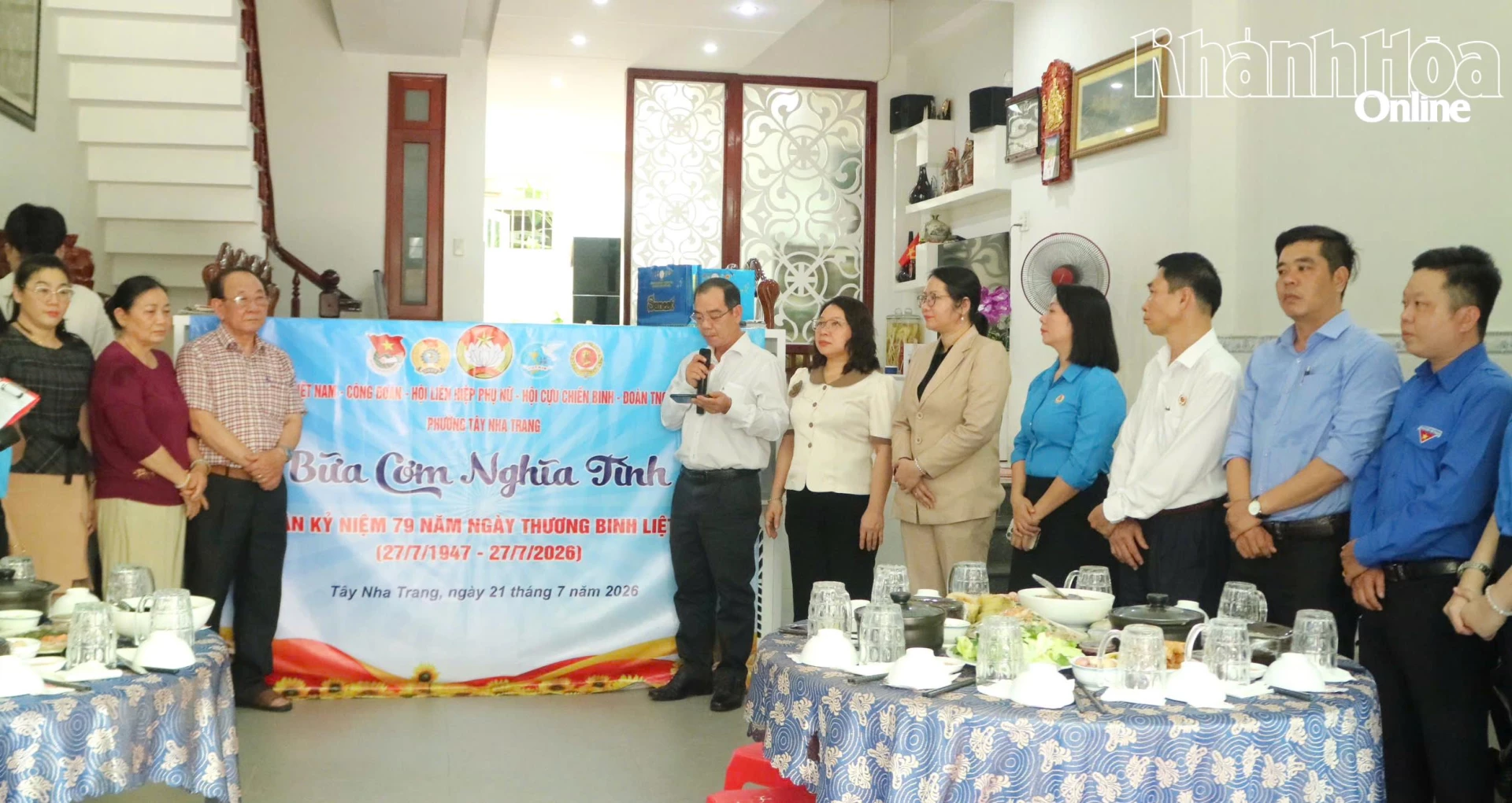 Các đại biểu, đoàn viên, hội viên cùng gia đình ông Lê Kim Đính ôn lại truyền thống cách mạng tại chương trình.