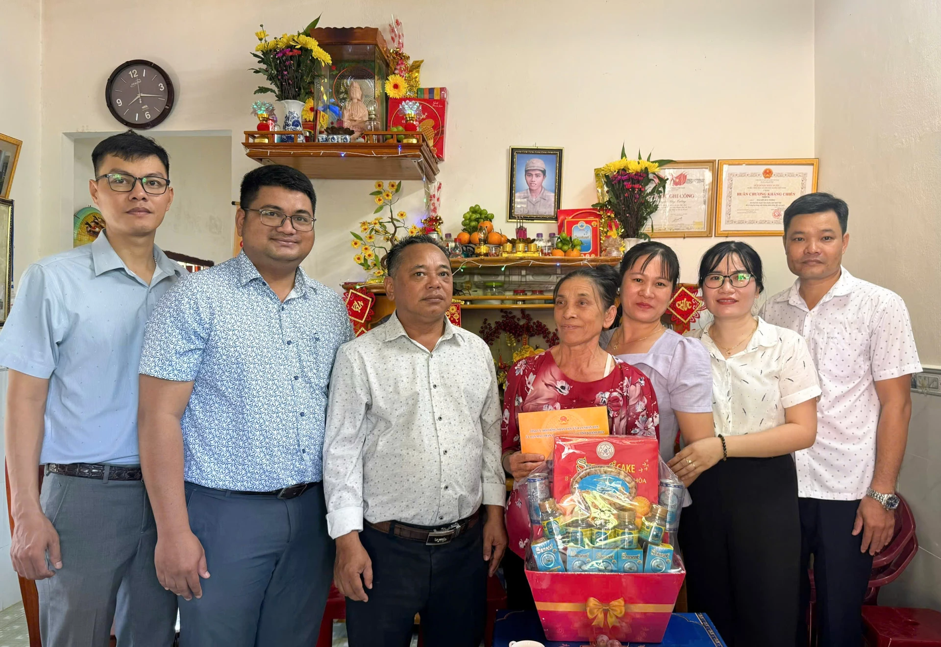 Lãnh đạo Đảng ủy xã trao quà cho gia đình bà Nguyễn Thị Hương. Ảnh: PHÙNG QUỲNH.