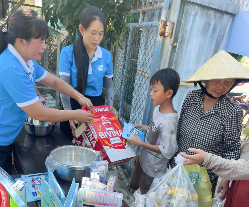 Người dân mang phế liệu đến đổi quà.