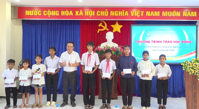 Trao 20 suất học bổng cho trẻ em có hoàn cảnh khó khăn ở xã Khánh Vĩnh