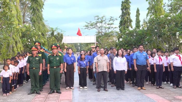 Đoàn thanh niên các xã khu vực Khánh Vĩnh tổ chức lễ thắp nến tri ân