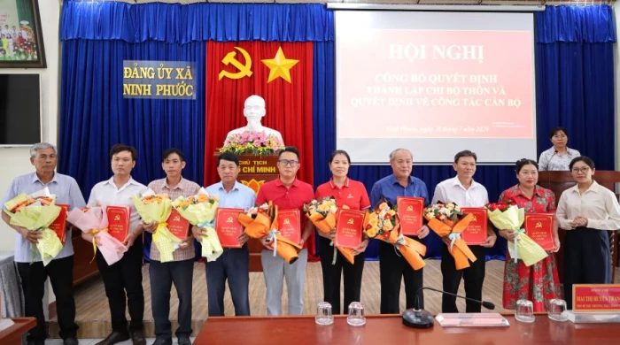 Đảng ủy xã Ninh Phước công bố quyết định thành lập 25 chi bộ thôn
