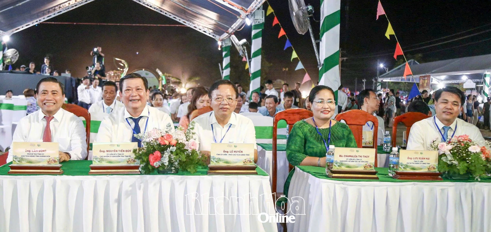 Đồng chí Lâm Đông cùng các đại biểu tham dự khai mạc Lễ hội Trái cây, Ẩm thực xã Lâm Sơn lần thứ II.