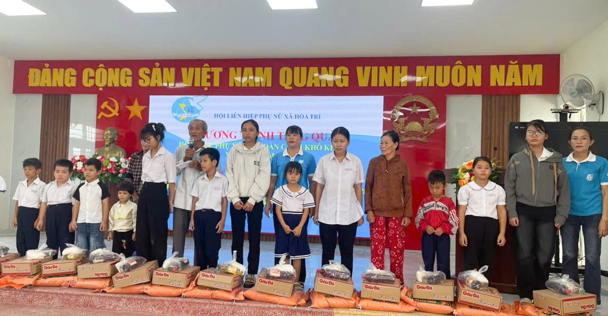 Tặng quà cho trẻ em mồ côi và phụ nữ có hoàn cảnh khó khăn.