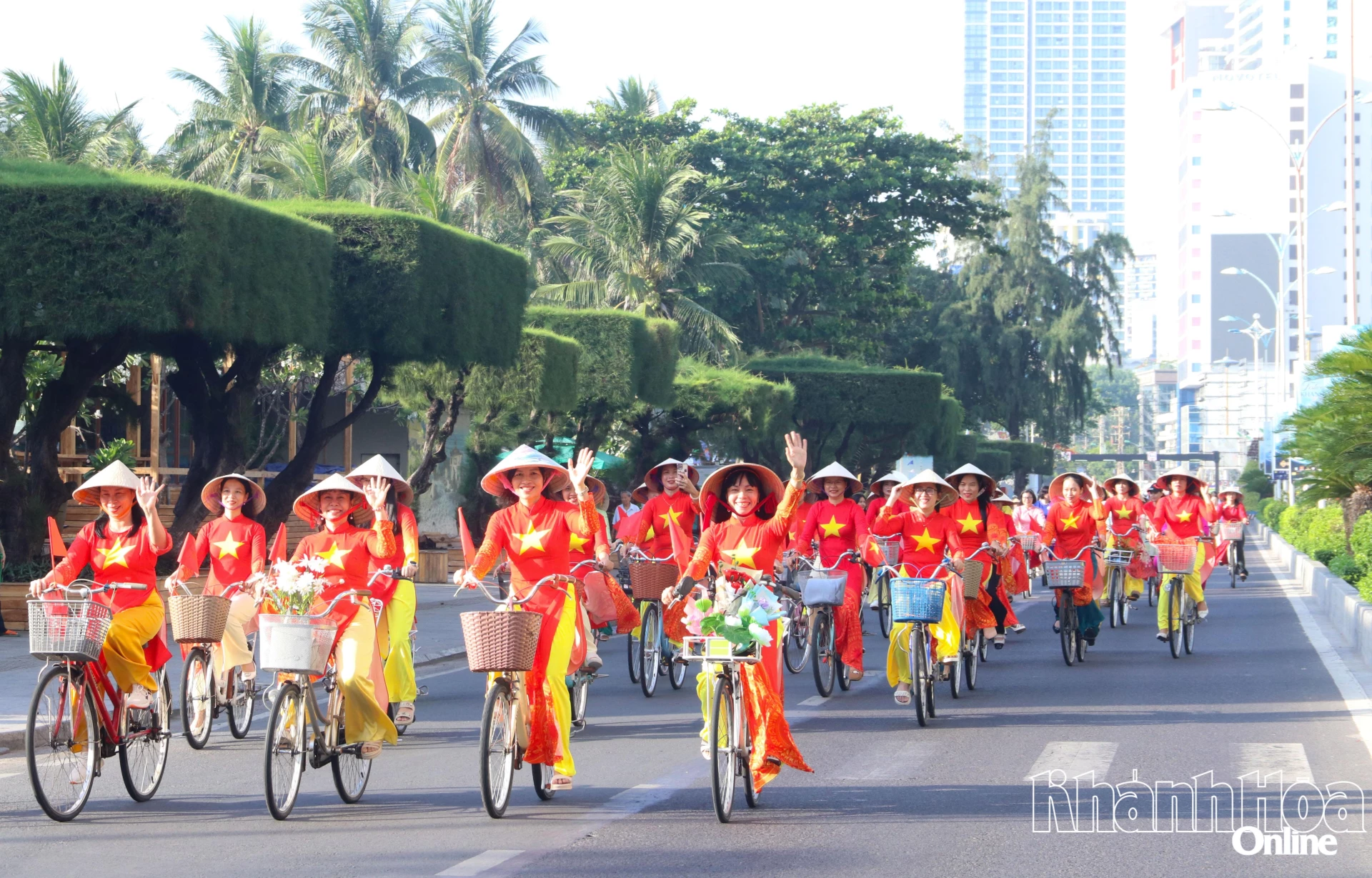 Cán bộ, hội viên phụ nữ đạp xe diễu hành trên đường phố Nha Trang hưởng ứng Lễ hội Áo dài - Sắc màu của biển. Ảnh: CHÂU TƯỜNG