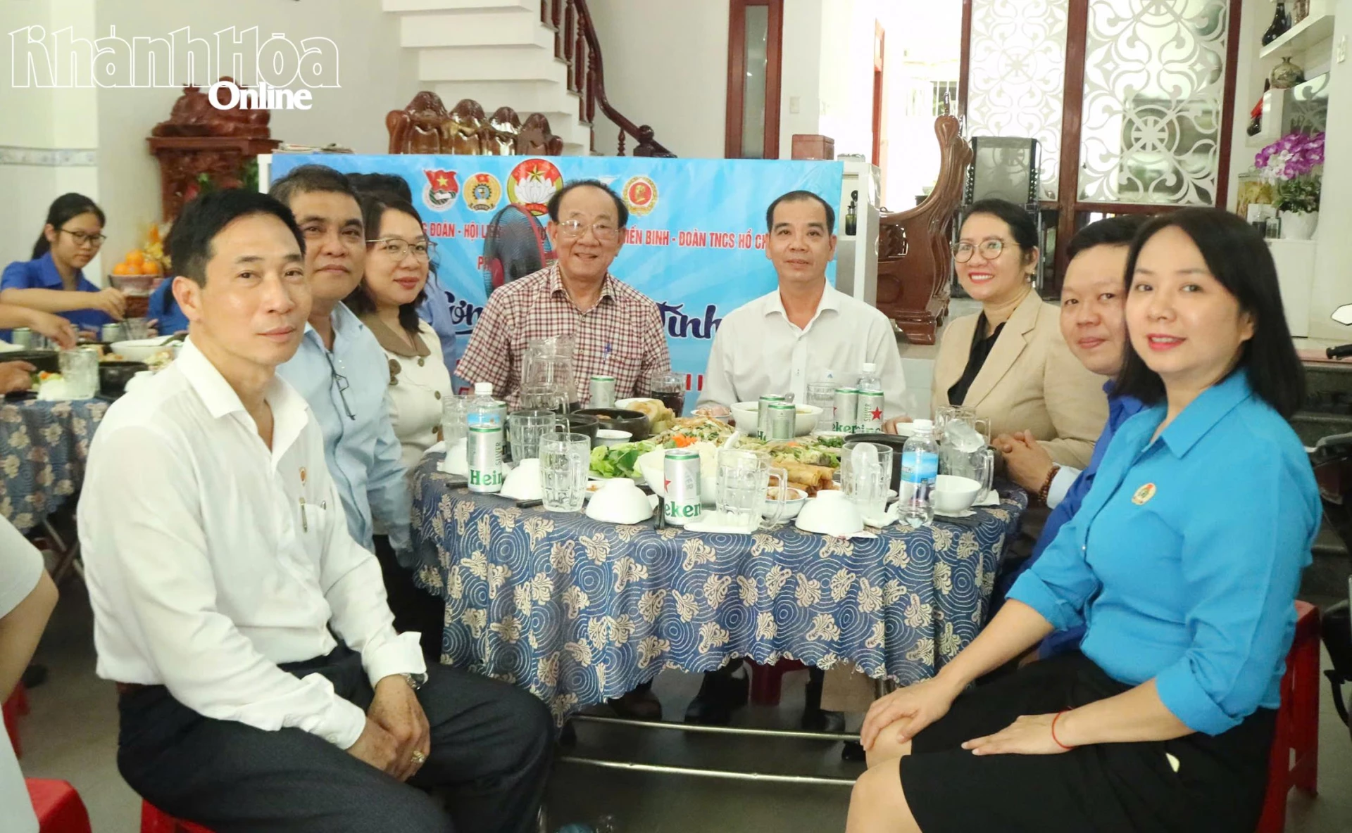 Đại biểu, đoàn viên, hội viên cùng gia đình ông Lê Kim Đính quây quần bên “Bữa cơm nghĩa tình”.