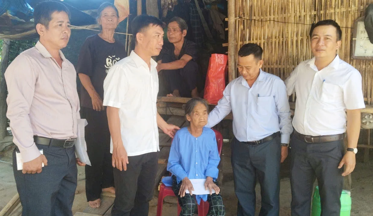 Lãnh đạo UBND xã, Ủy ban MTTQ Việt Nam xã tặng quà cho gia đình bà Cao Thị Là Nâng (người có công với cách mạng). Ảnh: PHÙNG QUỲNH.