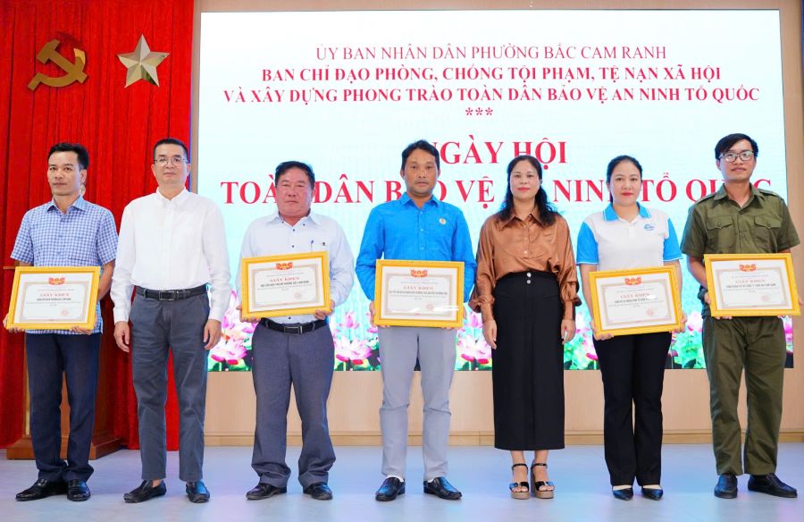 Lãnh đạo phường Bắc Cam Ranh trao giấy khen cho các tập thể.