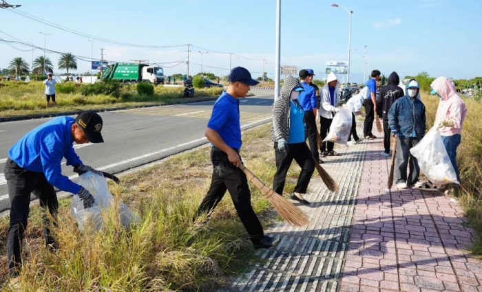 Phường Bắc Cam Ranh ra quân tổng vệ sinh môi trường 