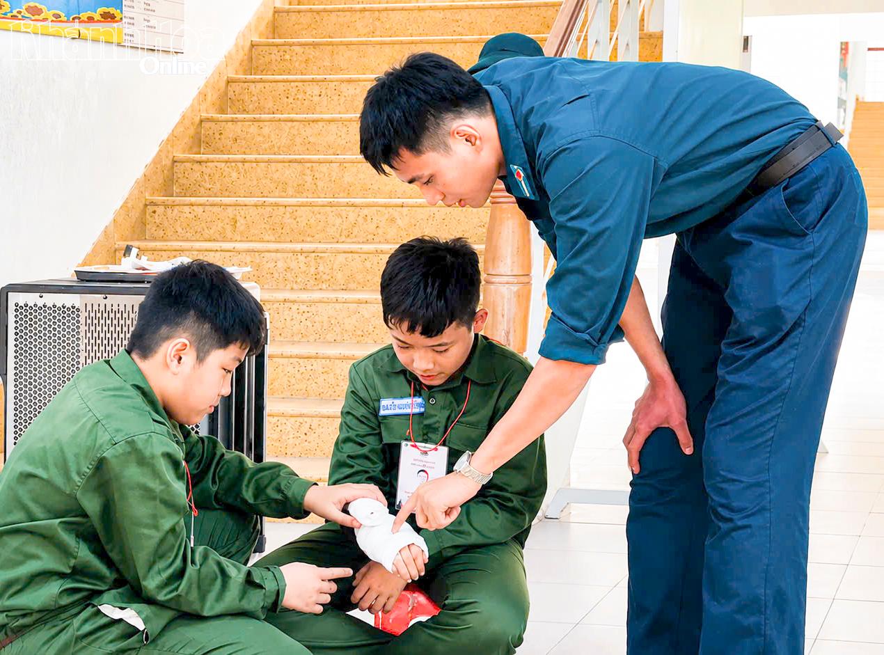 Cán bộ hướng dẫn học viên sơ cấp cứu tại chỗ.