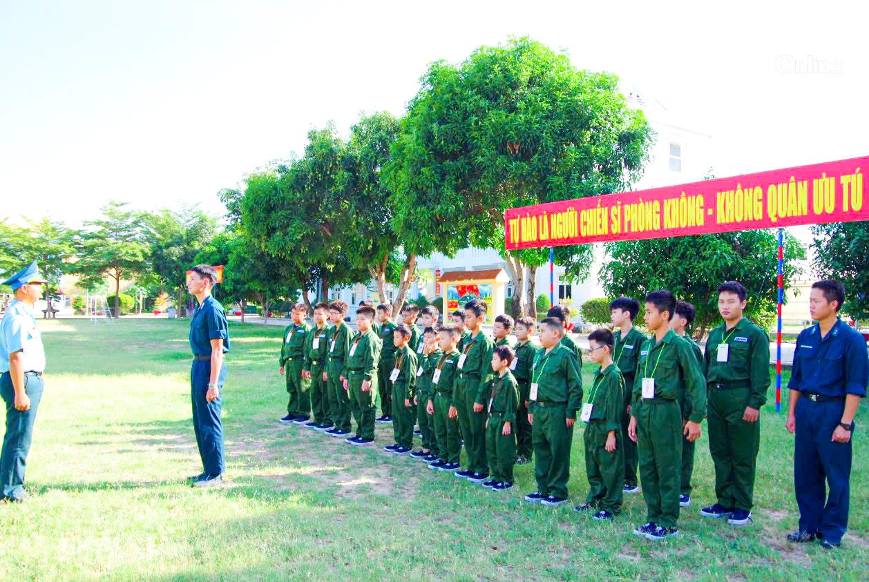Các học viên được cán bộ hướng dẫn điều lệnh đội ngũ tay không, hướng dẫn báo cáo.