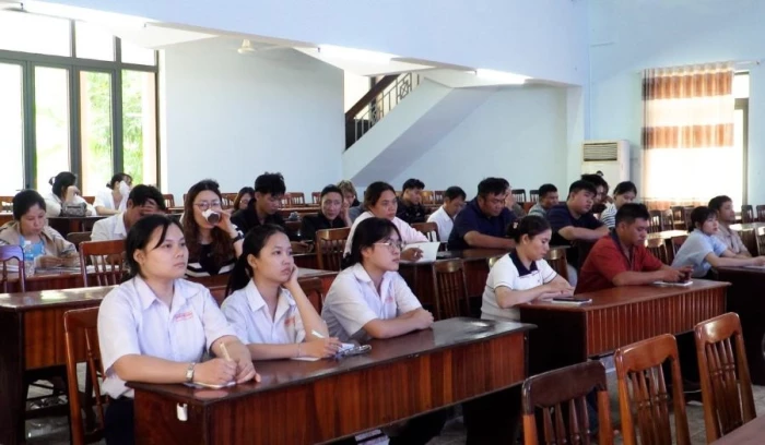 Bồi dưỡng lý luận chính trị cho gần 50 đảng viên mới khu vực Cam Ranh 
