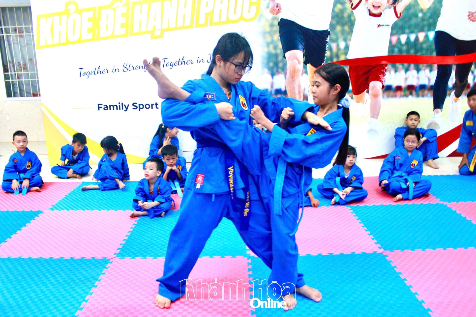 Hai học viên phối hợp thực hiện kỹ thuật đối kháng tại lớp vovinam ở Trường Mầm non Họa Mi Nha Trang.