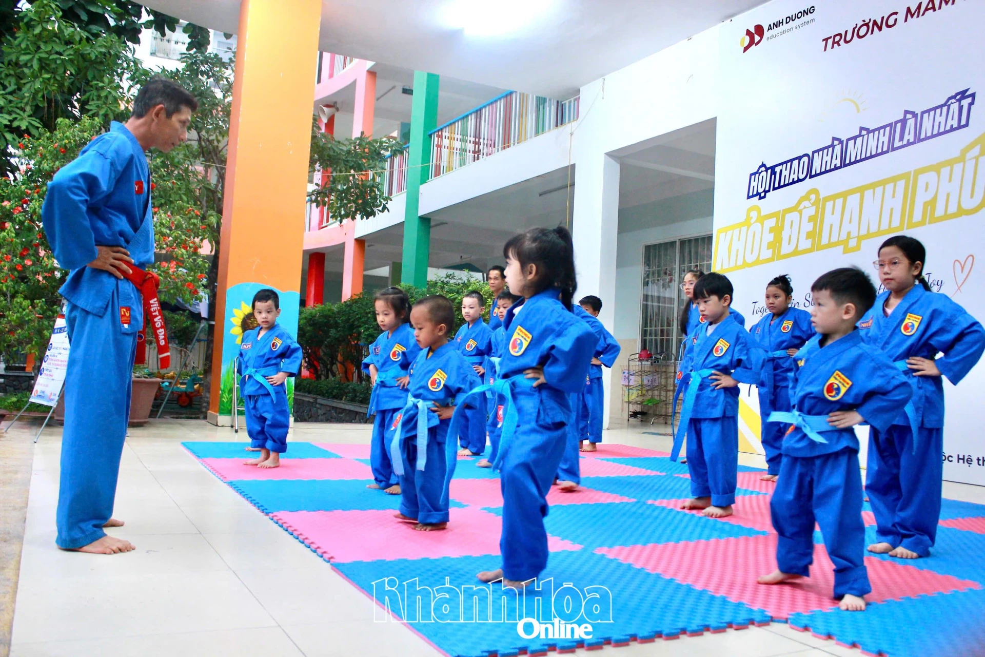 Các em nhỏ tham gia phần khởi động tại lớp vovinam ở Trường Mầm non Họa Mi Nha Trang.