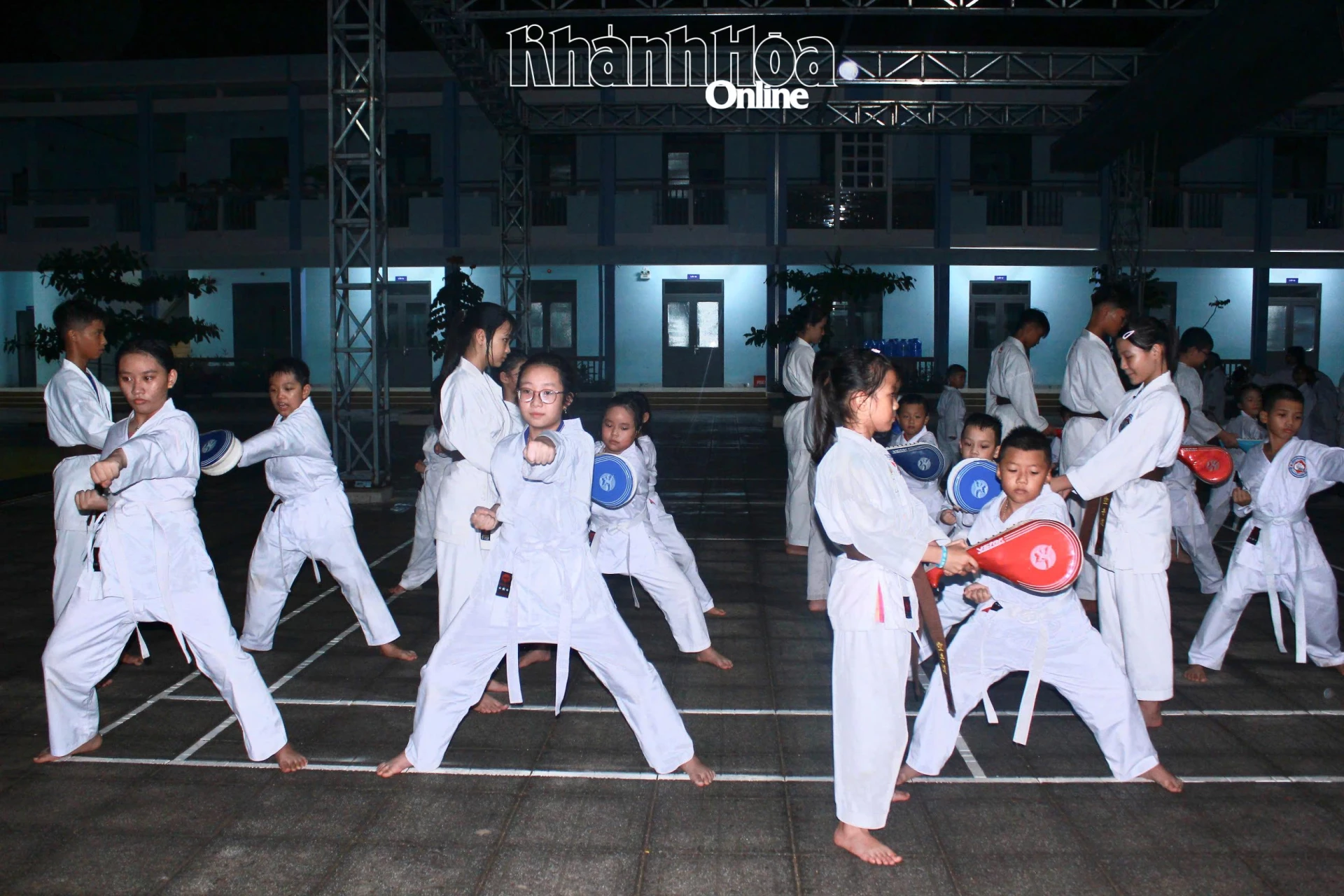 Học viên lớp karatedo ở Trường Tiểu học Diên Lạc tập luyện kỹ thuật đấm và đá với bia đỡ.