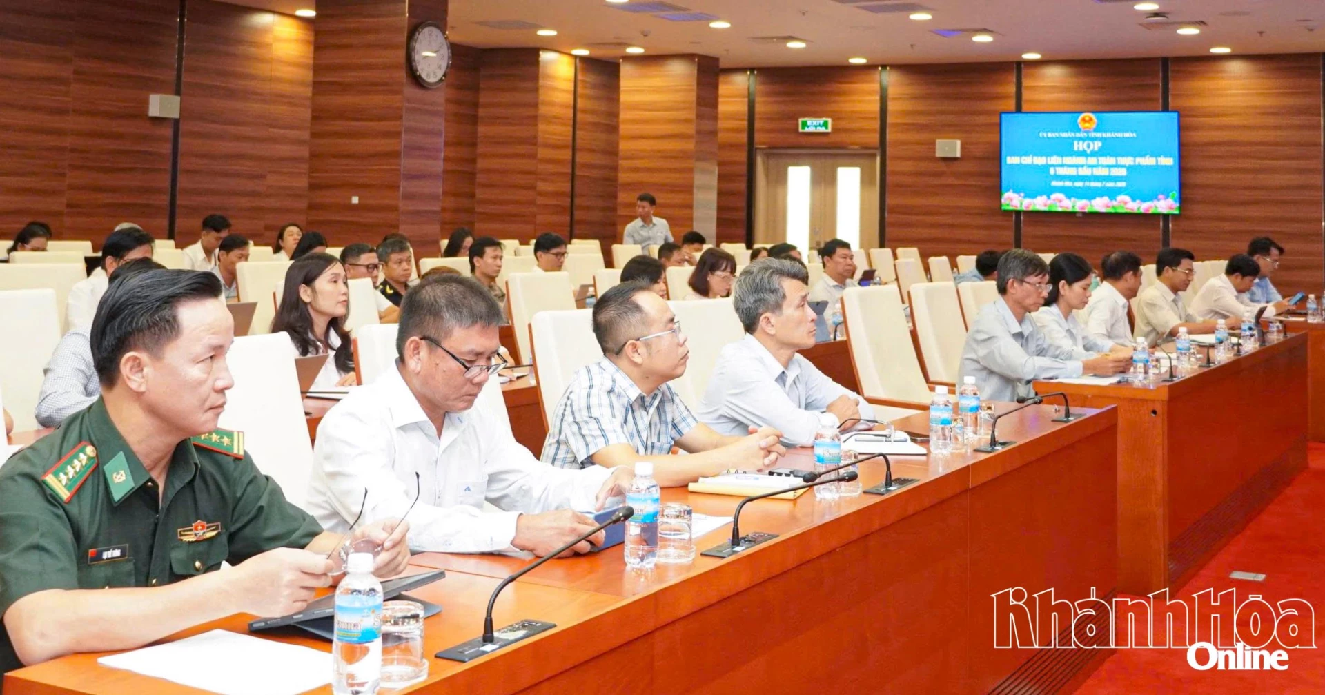 Các đại biểu tham dự cuộc họp.