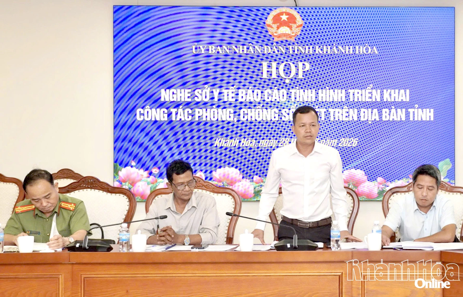 Đại diện xã Tây Khánh Vĩnh phát biểu tại cuộc họp.